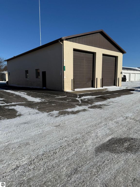 Image 1 of property listing at 1315 N Mission Road, Mt Pleasant, MI 48858