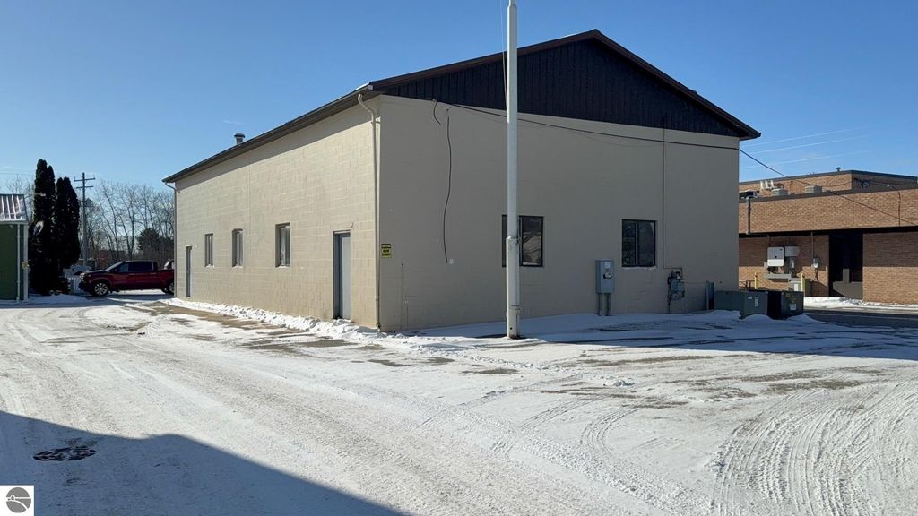 Image 2 of property listing at 1315 N Mission Road, Mt Pleasant, MI 48858