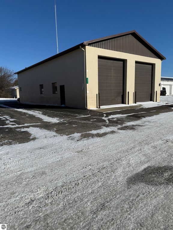 Image 5 of property listing at 1315 N Mission Road, Mt Pleasant, MI 48858