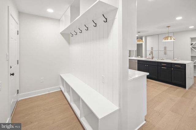 9137 ROCKEFELLER LN, Springfield, VA 22153