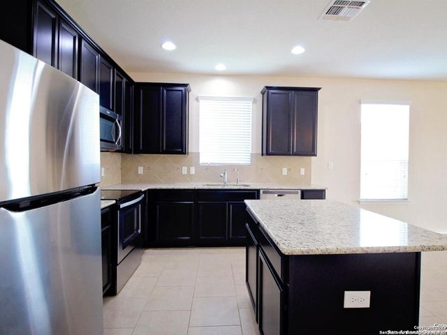 154 Hidden Knoll, Selma, TX 78154