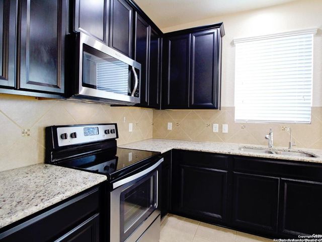 154 Hidden Knoll, Selma, TX 78154