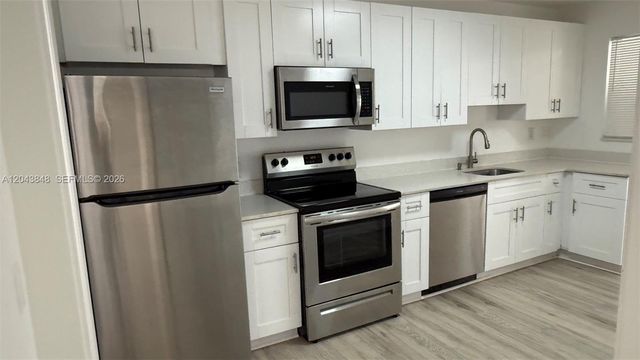 411 SE 10th St 3, Hallandale Beach, FL 33009
