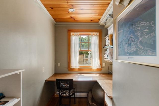 18 Holly St, Gloucester, MA 01930