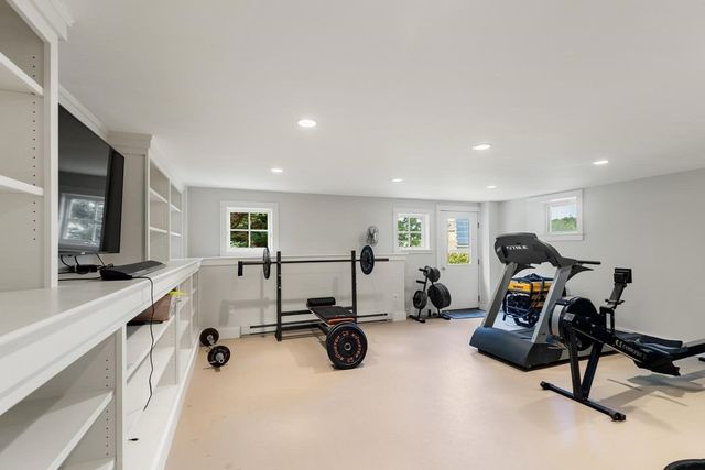 18 Holly St, Gloucester, MA 01930