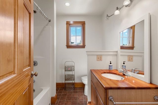 18 Holly St, Gloucester, MA 01930