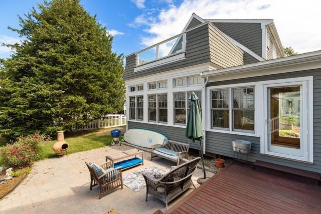 18 Holly St, Gloucester, MA 01930