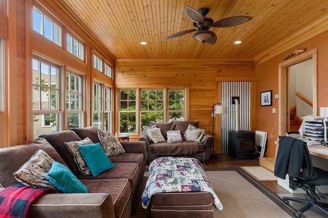 18 Holly St, Gloucester, MA 01930