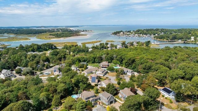 18 Holly St, Gloucester, MA 01930