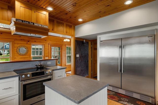 18 Holly St, Gloucester, MA 01930