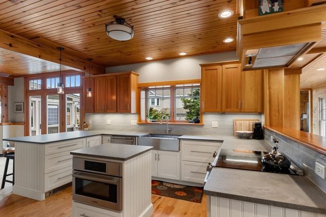 18 Holly St, Gloucester, MA 01930