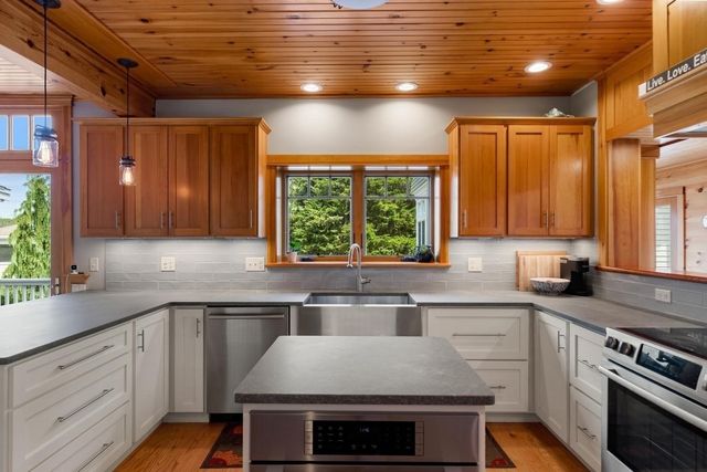 18 Holly St, Gloucester, MA 01930