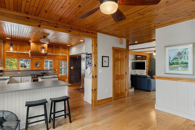 18 Holly St, Gloucester, MA 01930