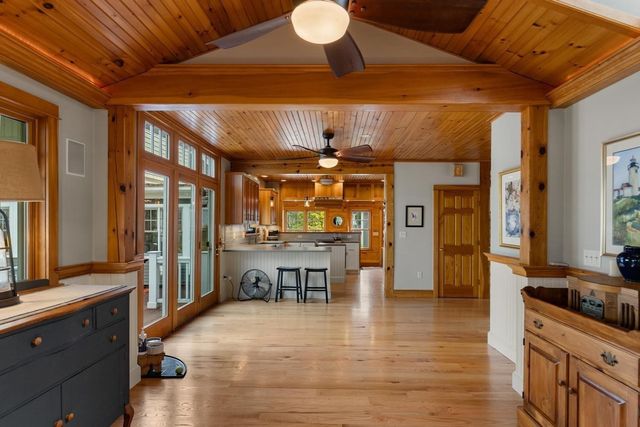 18 Holly St, Gloucester, MA 01930