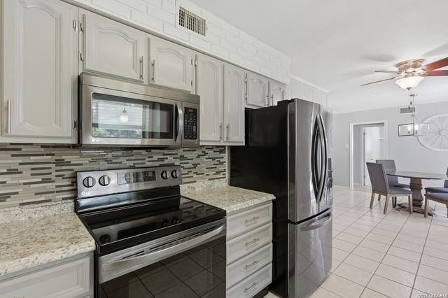5202 CORAL MIST ST, Kirby, TX 78219