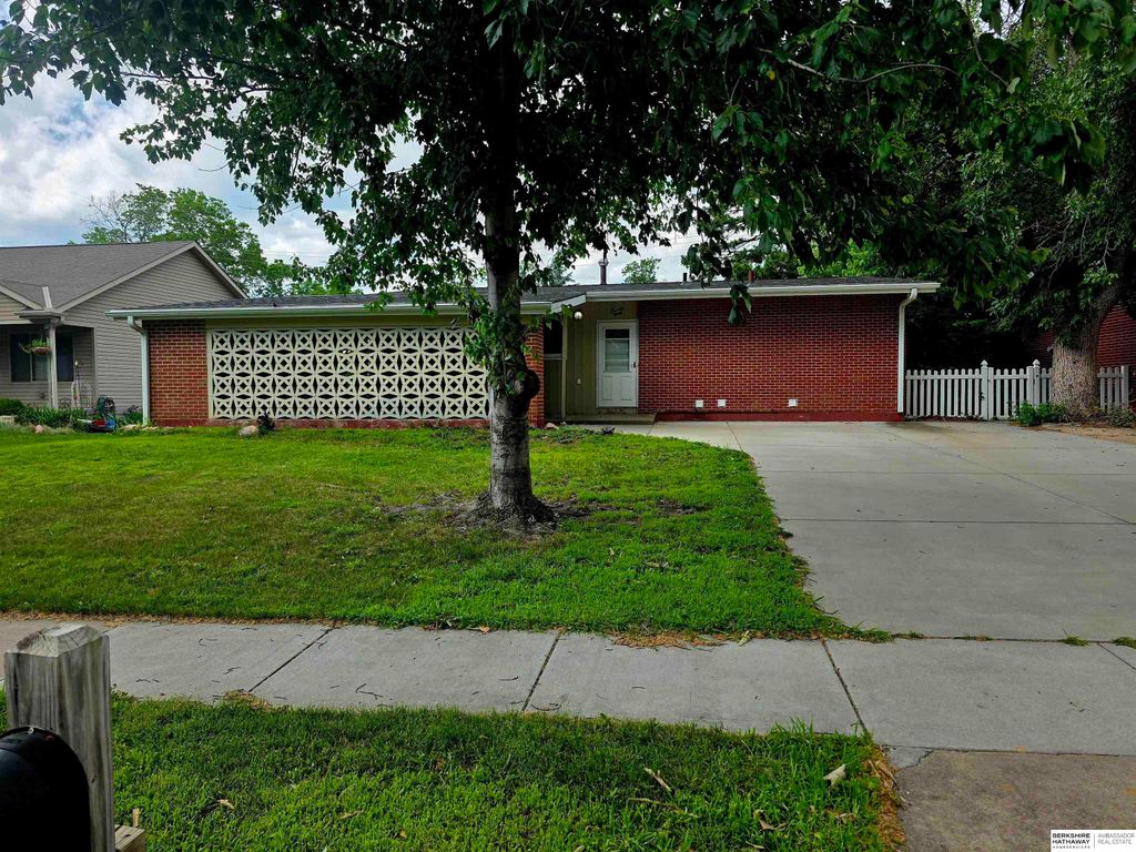 7030 S Wedgewood Drive, Lincoln, NE 68510