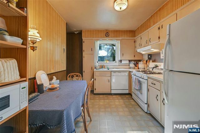 12 Pitcairn Avenue, Ho-ho-kus, NJ 07423