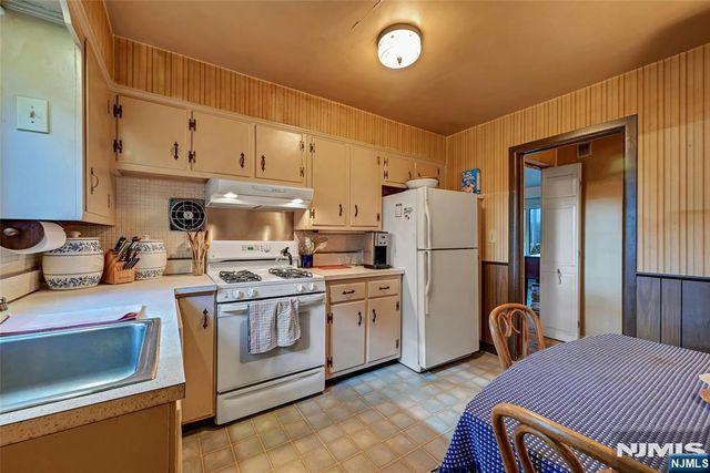 12 Pitcairn Avenue, Ho-ho-kus, NJ 07423