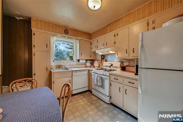 12 Pitcairn Avenue, Ho-ho-kus, NJ 07423