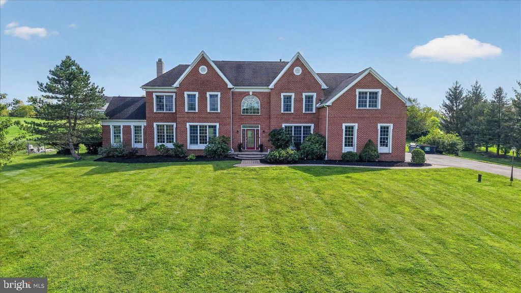 11 BAKER WAY, PENNINGTON, NJ 08534 — exterior