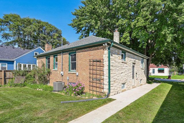5555 N Mohawk AVENUE, Glendale, WI 53217