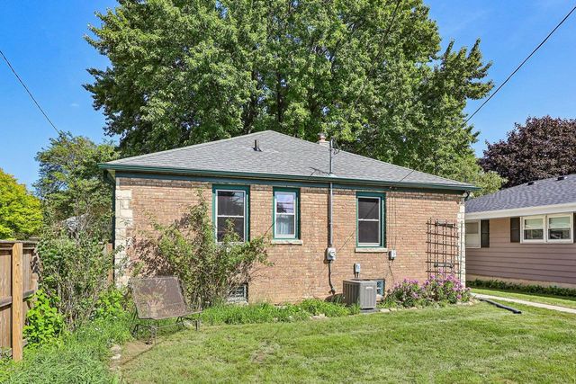 5555 N Mohawk AVENUE, Glendale, WI 53217