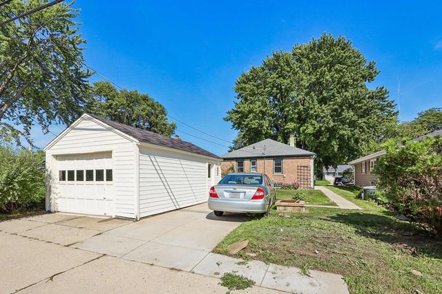5555 N Mohawk AVENUE, Glendale, WI 53217