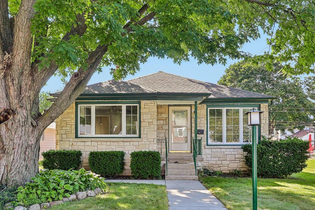 5555 N Mohawk AVENUE, Glendale, WI 53217