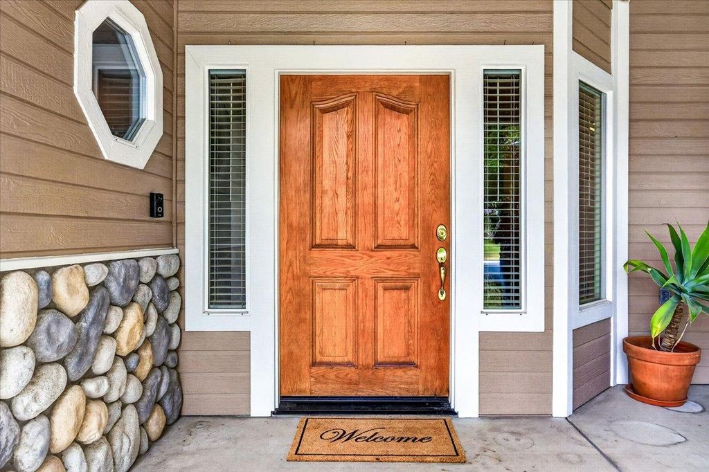 Image 10 of property listing at 1528 S Exeter Court, Visalia, CA 93292