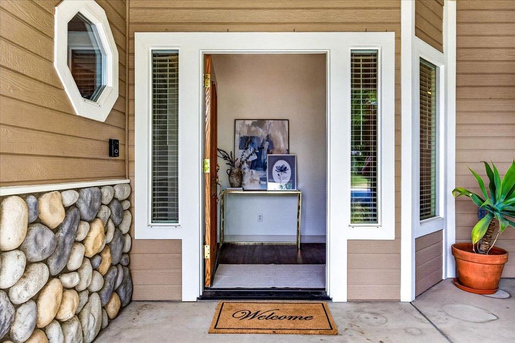 Image 11 of property listing at 1528 S Exeter Court, Visalia, CA 93292