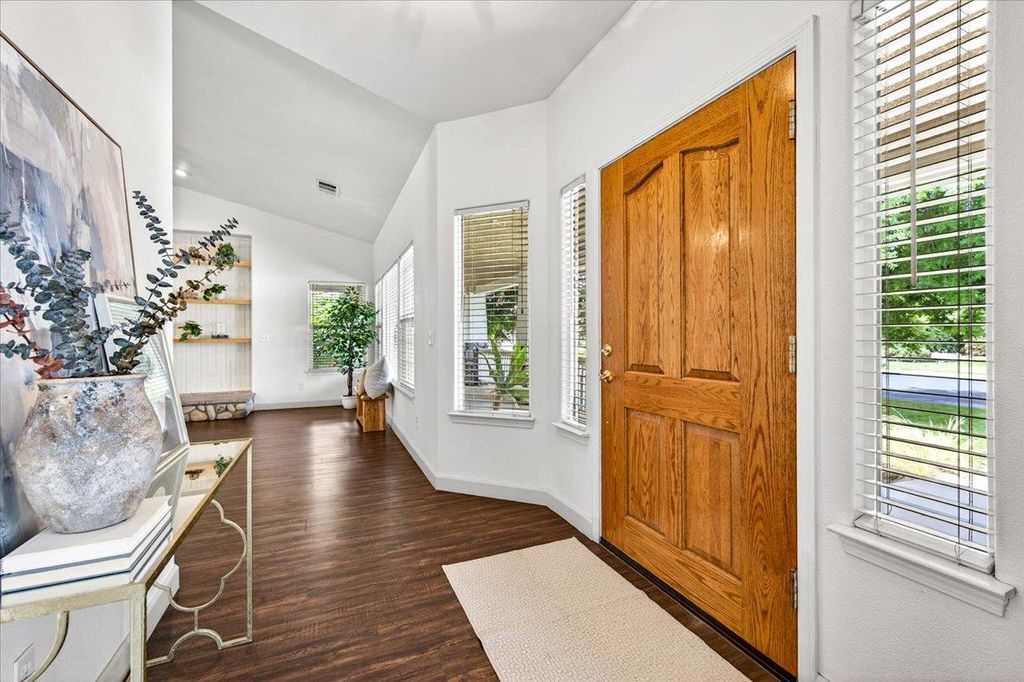 Image 12 of property listing at 1528 S Exeter Court, Visalia, CA 93292