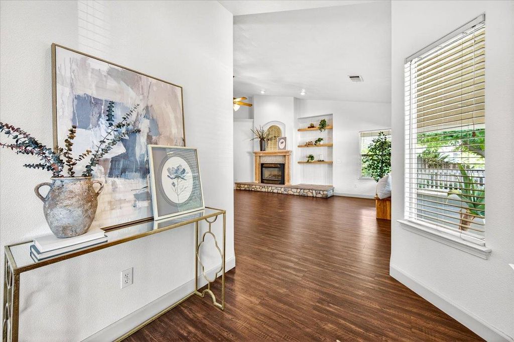 Image 13 of property listing at 1528 S Exeter Court, Visalia, CA 93292