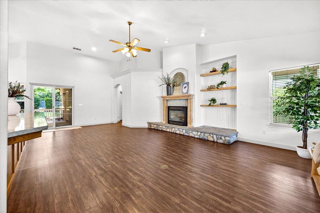 Image 14 of property listing at 1528 S Exeter Court, Visalia, CA 93292