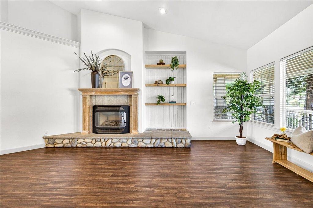 Image 15 of property listing at 1528 S Exeter Court, Visalia, CA 93292
