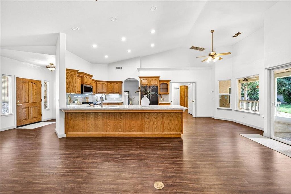 Image 16 of property listing at 1528 S Exeter Court, Visalia, CA 93292