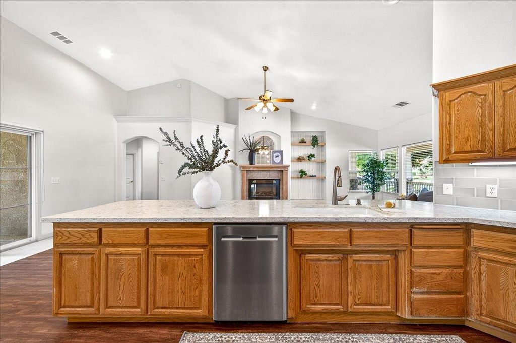 Image 17 of property listing at 1528 S Exeter Court, Visalia, CA 93292