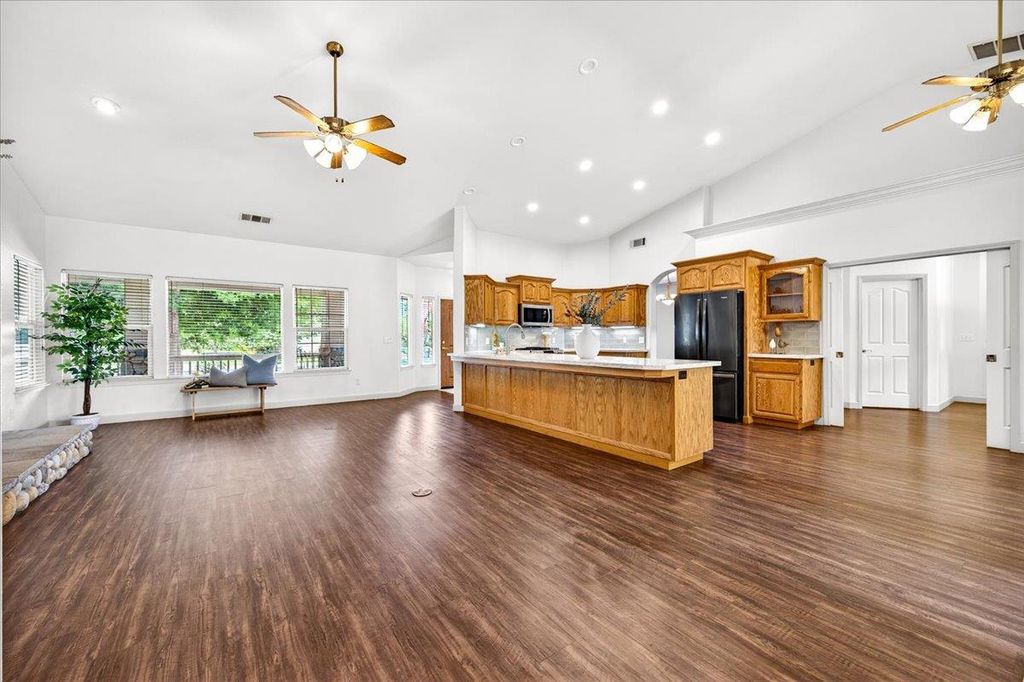Image 18 of property listing at 1528 S Exeter Court, Visalia, CA 93292