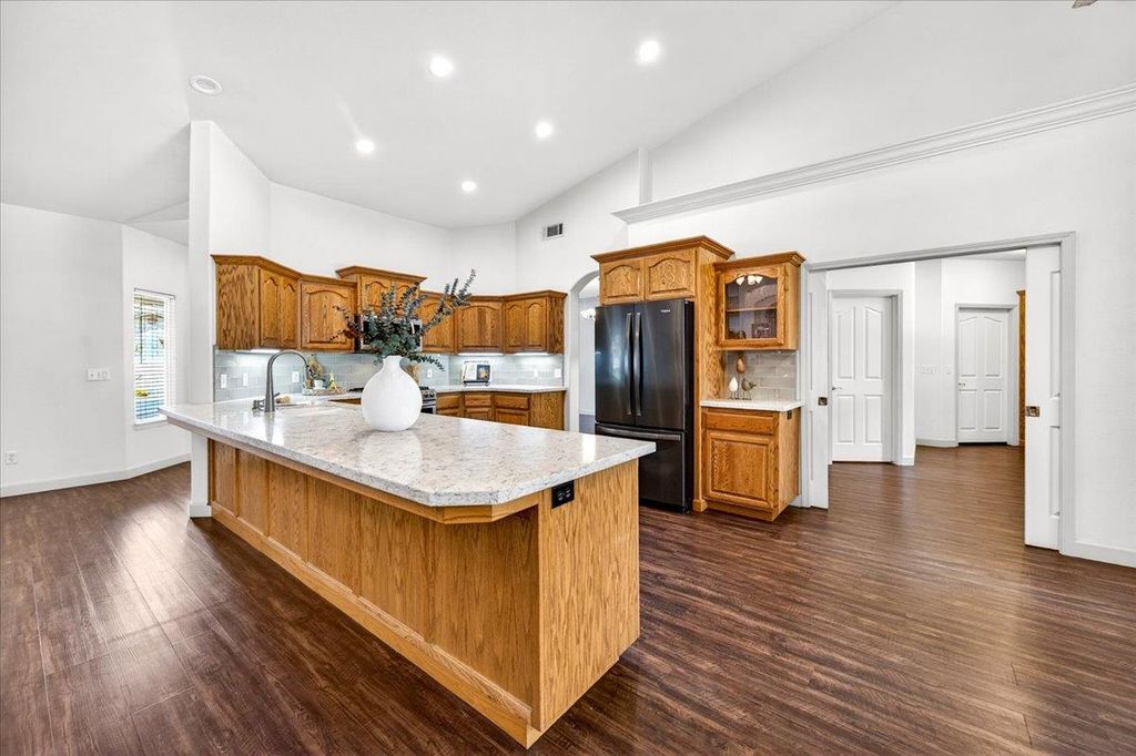 Image 19 of property listing at 1528 S Exeter Court, Visalia, CA 93292