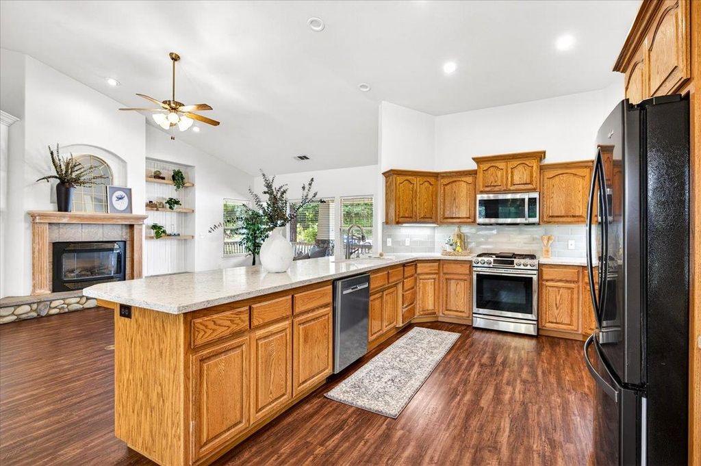 Image 2 of property listing at 1528 S Exeter Court, Visalia, CA 93292