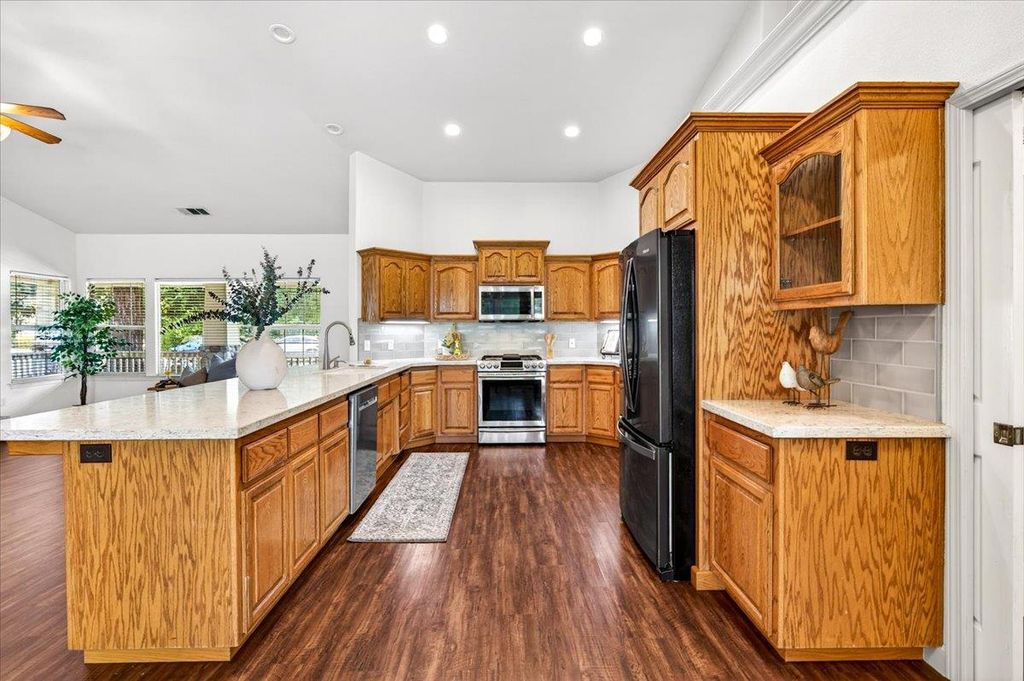 Image 20 of property listing at 1528 S Exeter Court, Visalia, CA 93292
