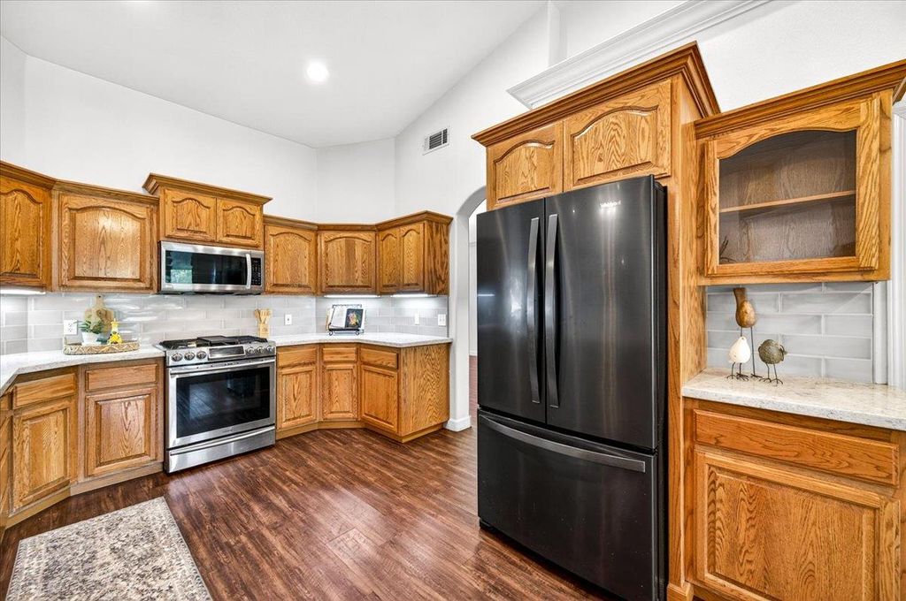 Image 21 of property listing at 1528 S Exeter Court, Visalia, CA 93292