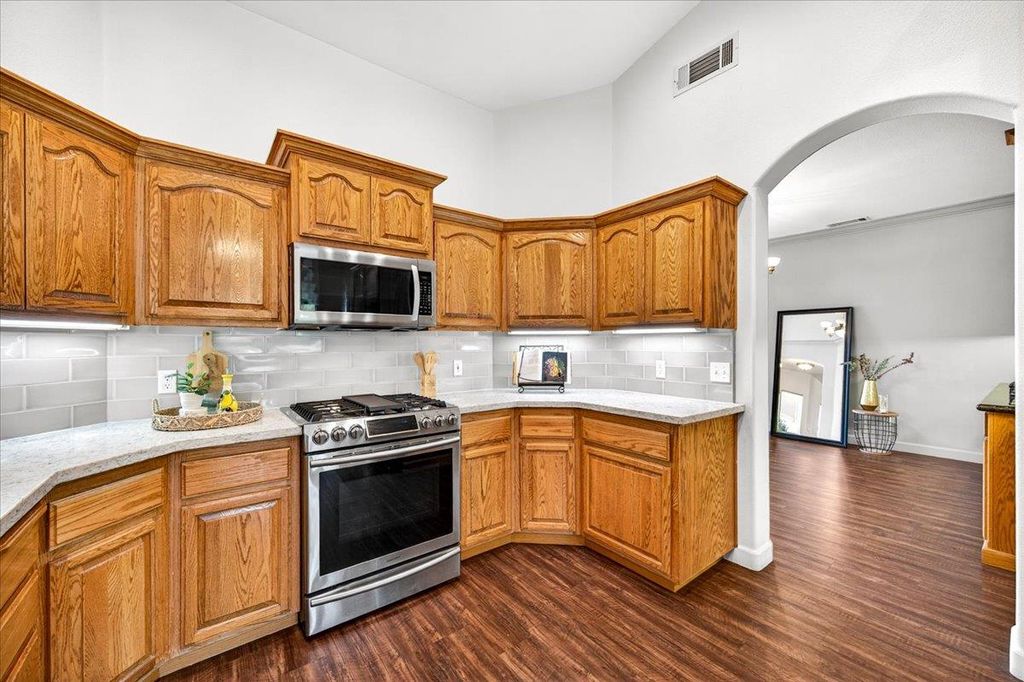 Image 24 of property listing at 1528 S Exeter Court, Visalia, CA 93292