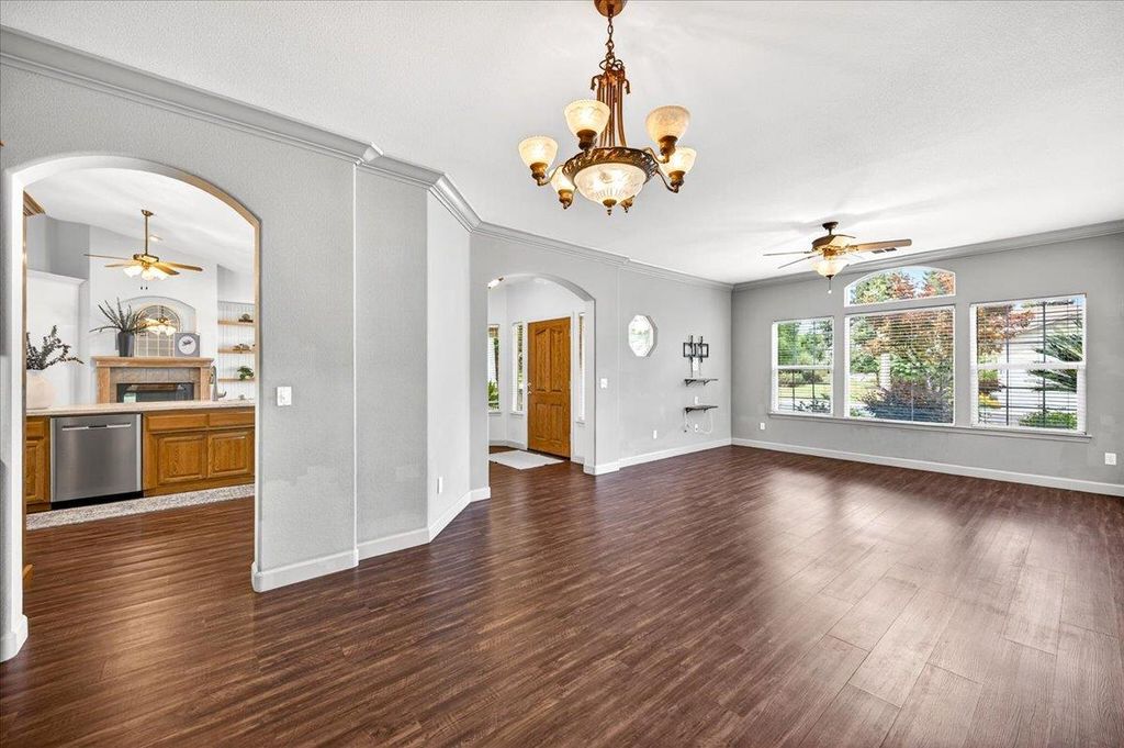Image 25 of property listing at 1528 S Exeter Court, Visalia, CA 93292