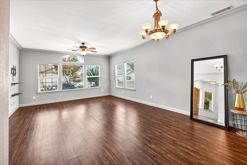 Image 26 of property listing at 1528 S Exeter Court, Visalia, CA 93292