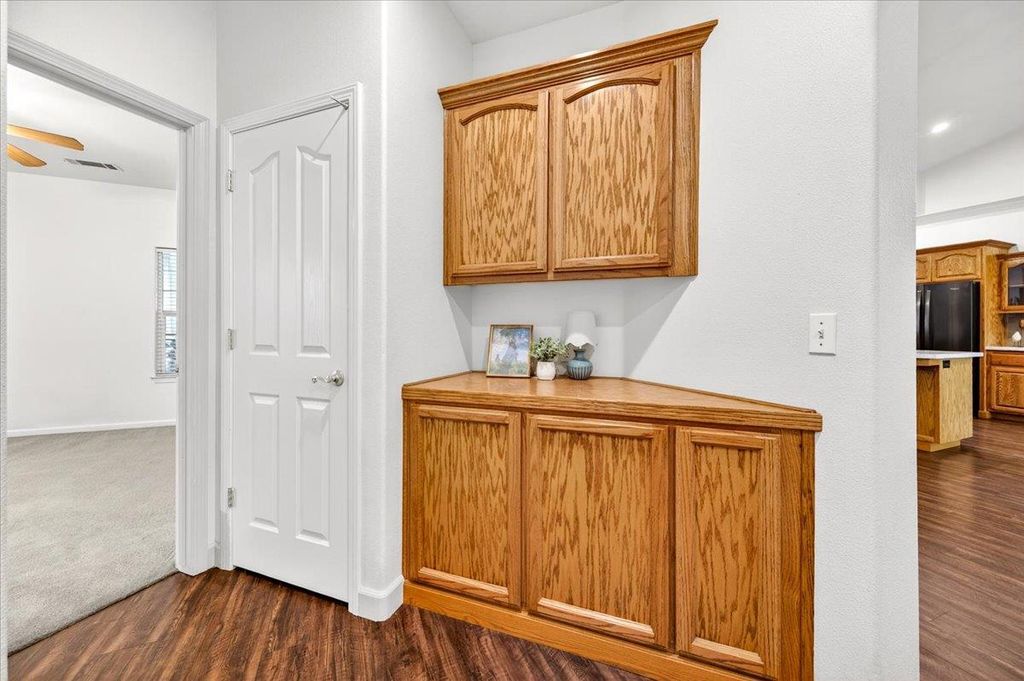 Image 30 of property listing at 1528 S Exeter Court, Visalia, CA 93292