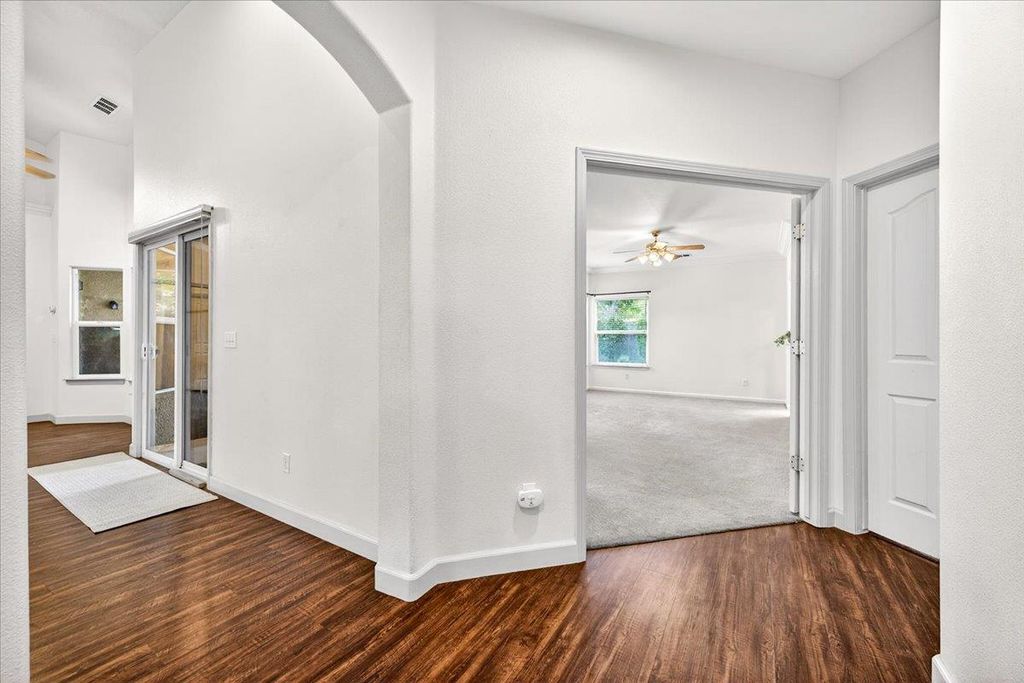 Image 31 of property listing at 1528 S Exeter Court, Visalia, CA 93292