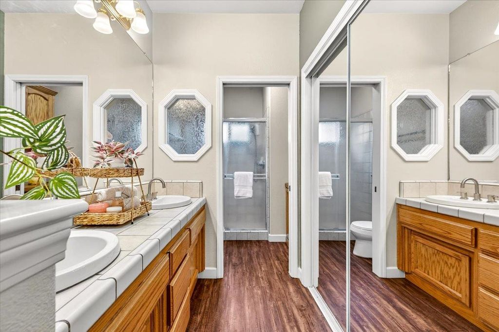 Image 37 of property listing at 1528 S Exeter Court, Visalia, CA 93292