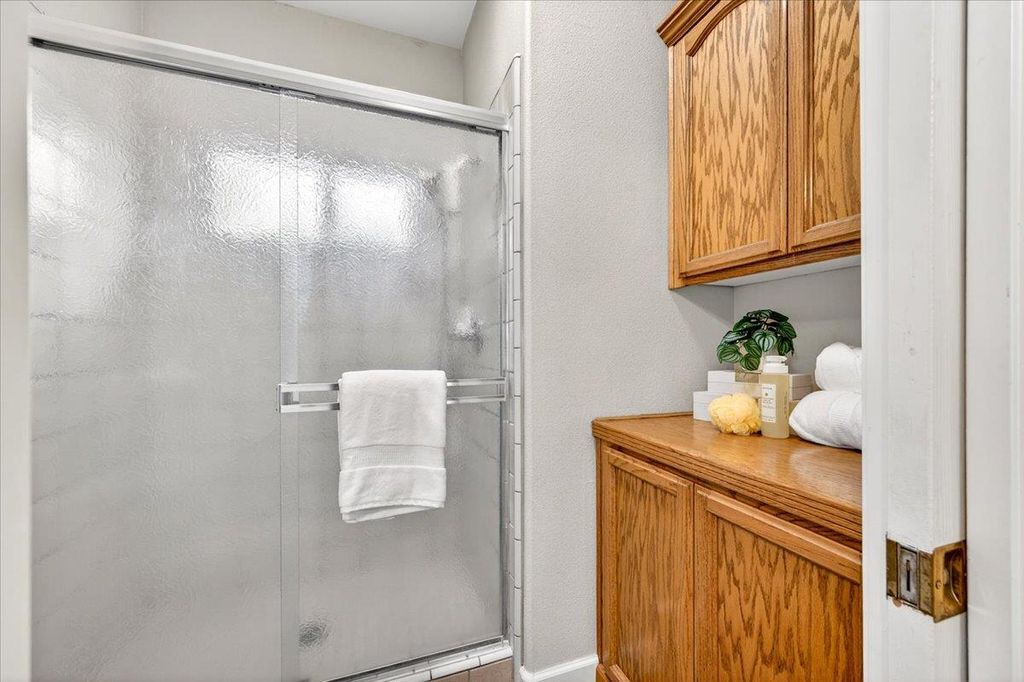 Image 38 of property listing at 1528 S Exeter Court, Visalia, CA 93292