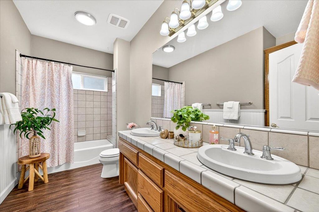 Image 41 of property listing at 1528 S Exeter Court, Visalia, CA 93292