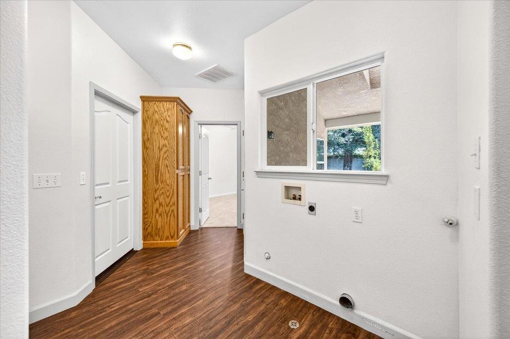 Image 45 of property listing at 1528 S Exeter Court, Visalia, CA 93292